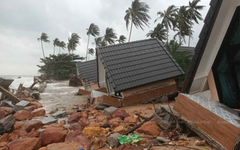 Starke wellen und ueberschwemmungen verwuesten surat thani und koh phangan notfallmassnahmen