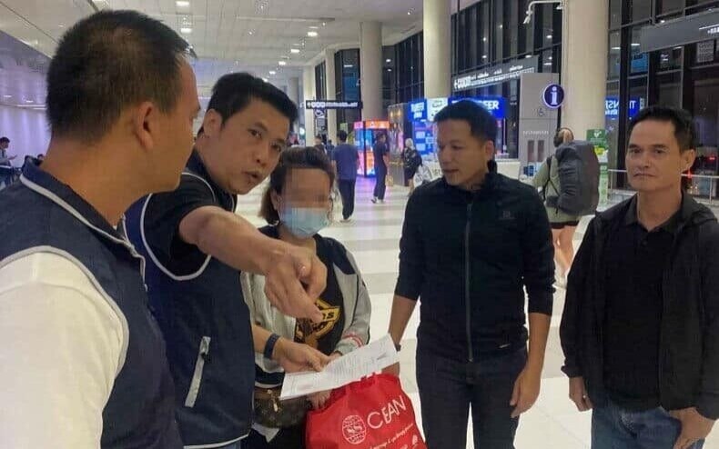 Thailaendische frau am flughafen hat yai wegen des groessten liebesbetrugs festgenommen wert von