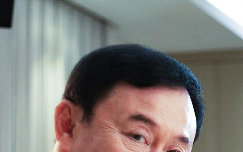 Thaksin meldet sich bei der bewaehrungsbehoerde