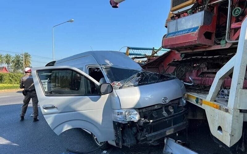 Bus und lkw kollidieren auf highway 7 13 verletzte starker verkehr