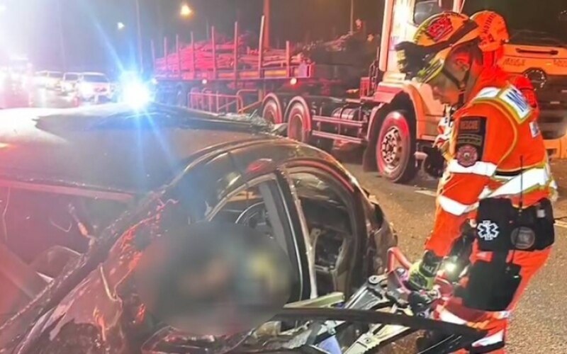 Chaos auf der autobahn in thailand massenkarambolage mit 12 fahrzeugen bei naechtlichem autorennen