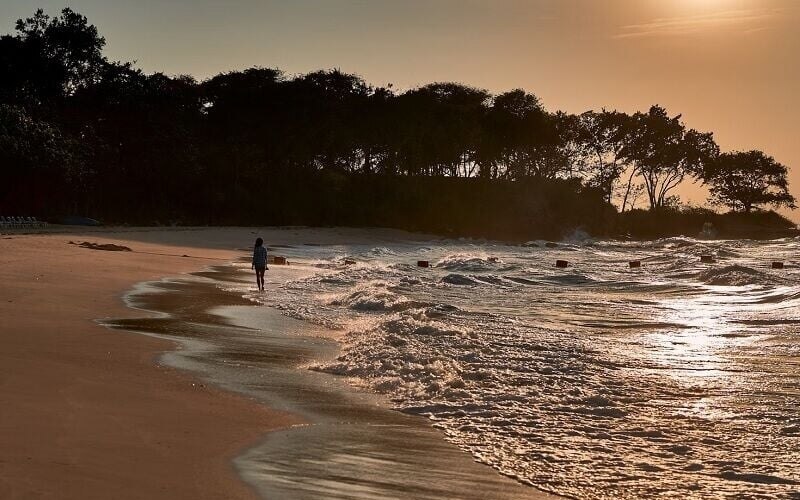 Friedenspatrouille am strand die polizei bringt den laerm nach schiesserei zum schweigen