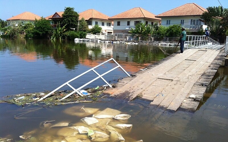 Heftige regenfaelle und sturzfluten im sueden thailands tmd warnt vor den auswirkungen von taifun