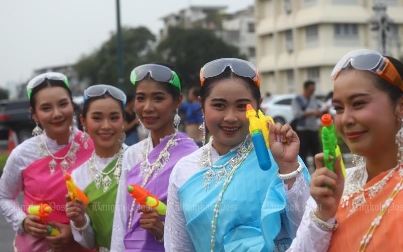 In der sengenden songkran hitze kann ein spritzer wasser willkommen sein