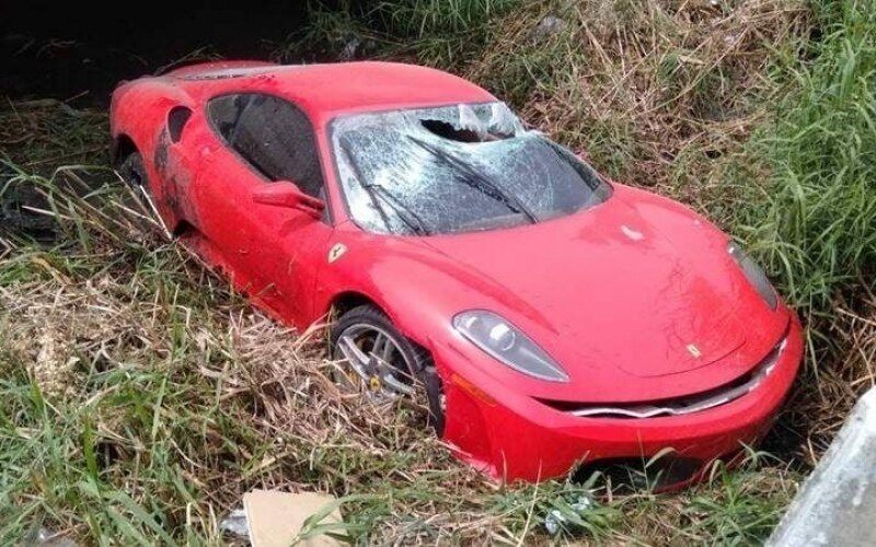 Luxus ferrari stuerzt in bangkok in einen kanal