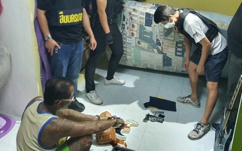 Mann in bangkok verhaftet weil er in betrunkenem zustand eine waffe zur schau gestellt hat