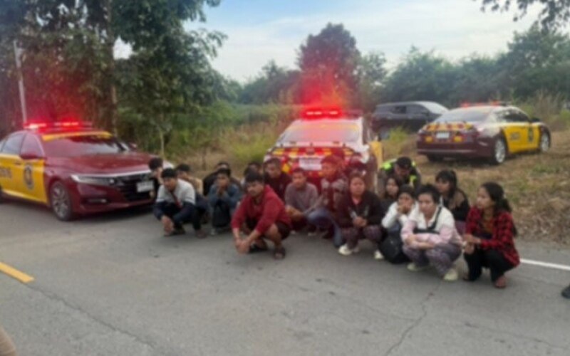 Migrantenschmuggel in kanchanaburi 18 personen in einem pickup truck entdeckt