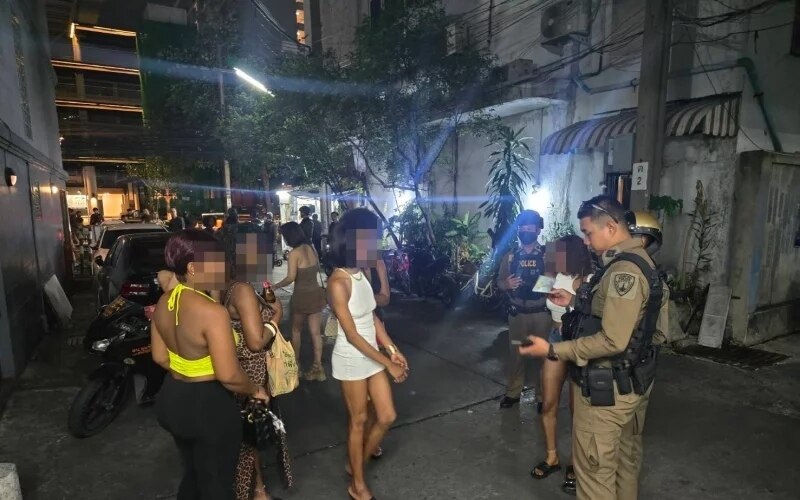 Nachtaktion in Bangkok: Polizei schnappt 13 Ausländerinnen bei Razzia in Soi Nana