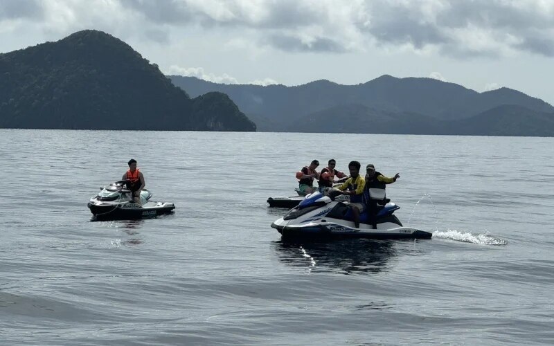 Phuket geht gegen illegalen jet ski betrieb in der yamu bucht vor