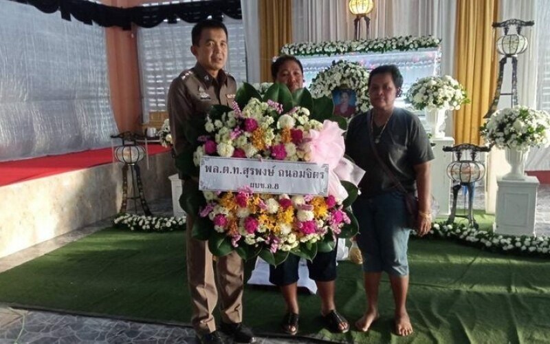 Thailaendischer polizeibeamter sticht mann vor bildungszentrum toedlich nieder