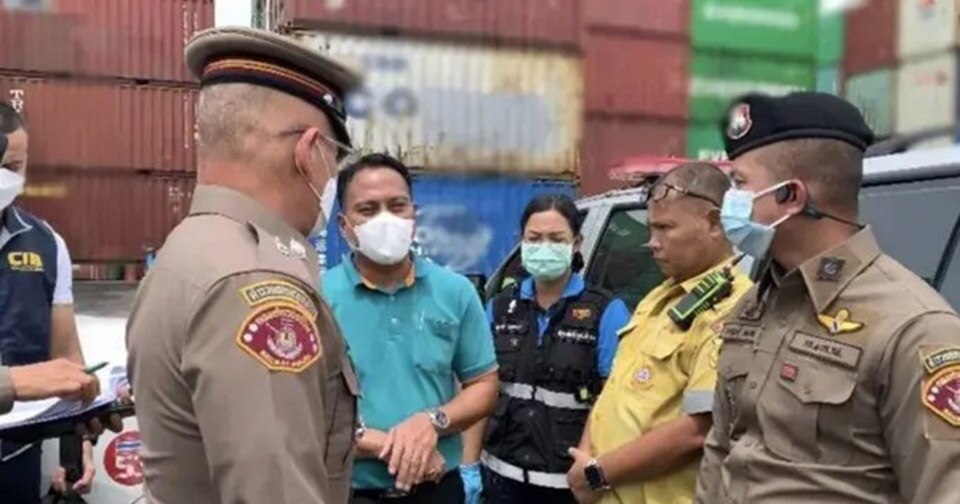 Gerichtsmediziner überprüfen Leichen von philippinischen Staatsangehörigen, die in einem Schiffscontainer in Bangkok gefunden wurden