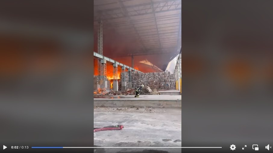 Feuer wütet in Samut Sakhon: Papierfabrik in Flammen (Video)