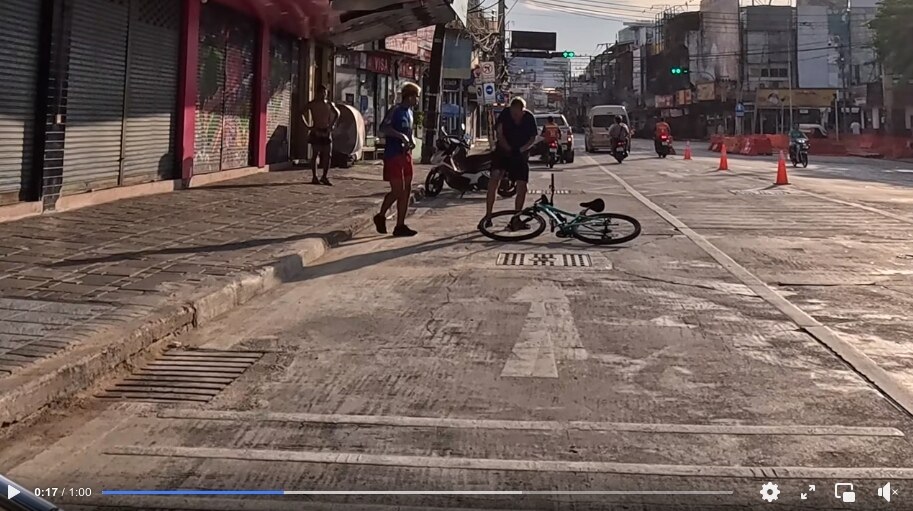 Knapp am Tod vorbei:  Reisebus kollidiert mit Ausländer auf seinem Fahrrad - Thais eilen zur Hilfe (Video)