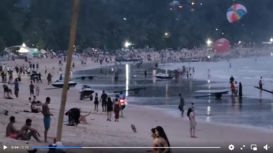 Motorradtaxi fährt seelenruhig entlang des Patong Beach und verunsichert Touristen (Video)