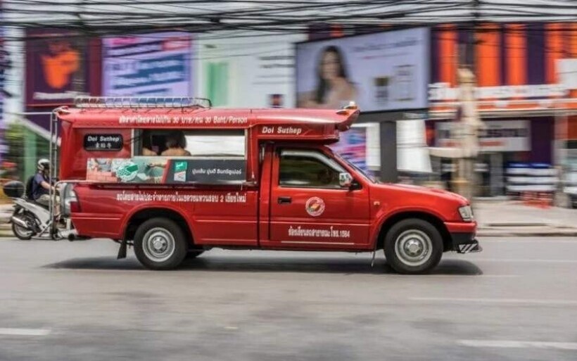 Traditionelle rote lastwagen von chiang mai vor dem aus