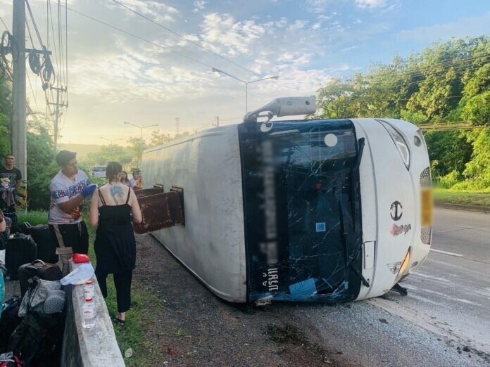 Reisebus kippt in Surat Thani um - 10 ausländische Touristen verletzt