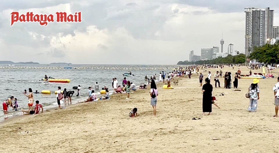 Strände von Pattaya und Jomtien gedeihen während des langen, verregneten Wochenendes