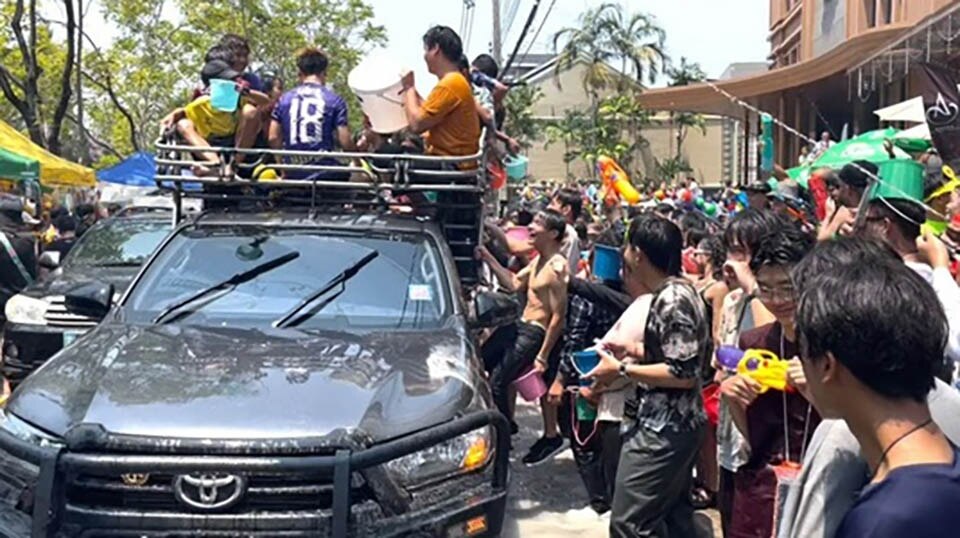 Chiang Mai feiert Songkran bei sengenden Temperaturen von bis zu 40 °C