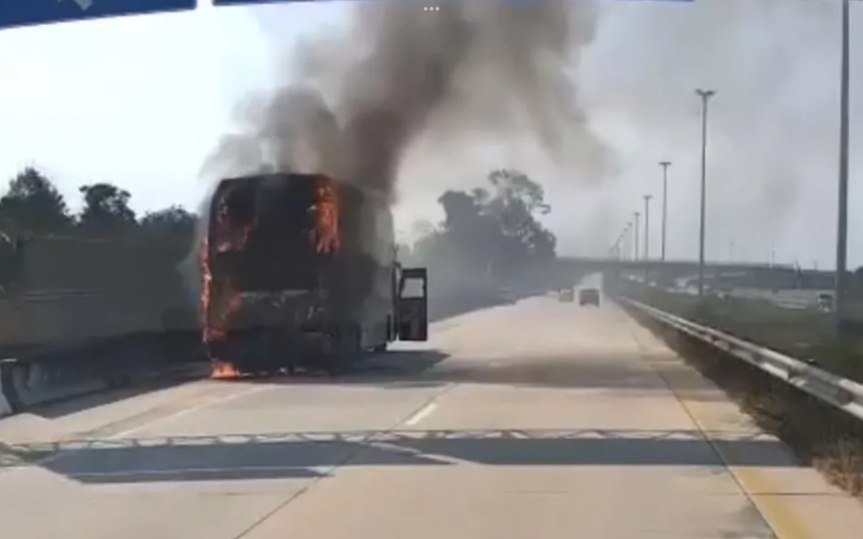 Auslaendische touristen entkommen busbrand in sattahip unverletzt in letzter sekunde