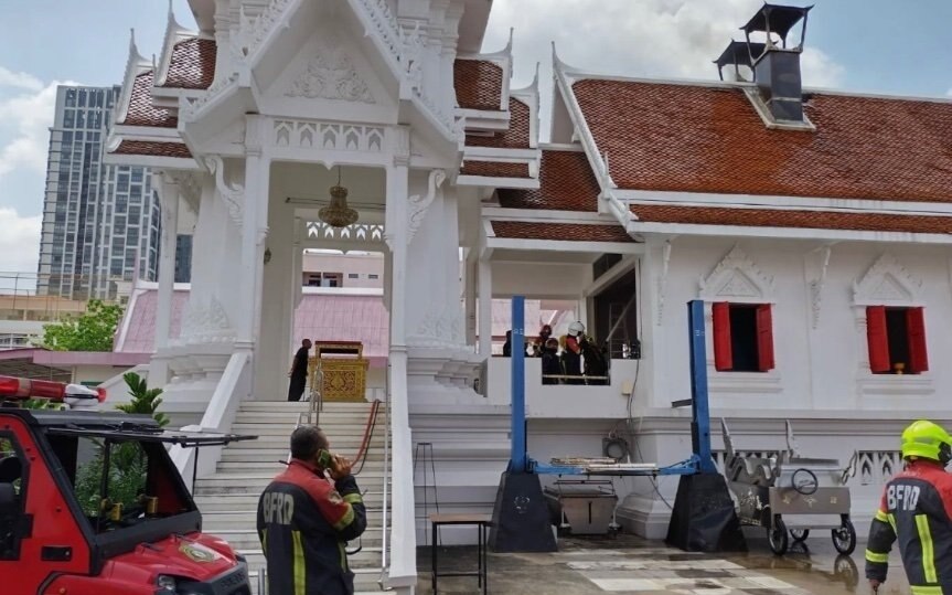 Feuer bricht im krematorium des phai tan tempels in bangkok aus merkwuerdig aber wahr