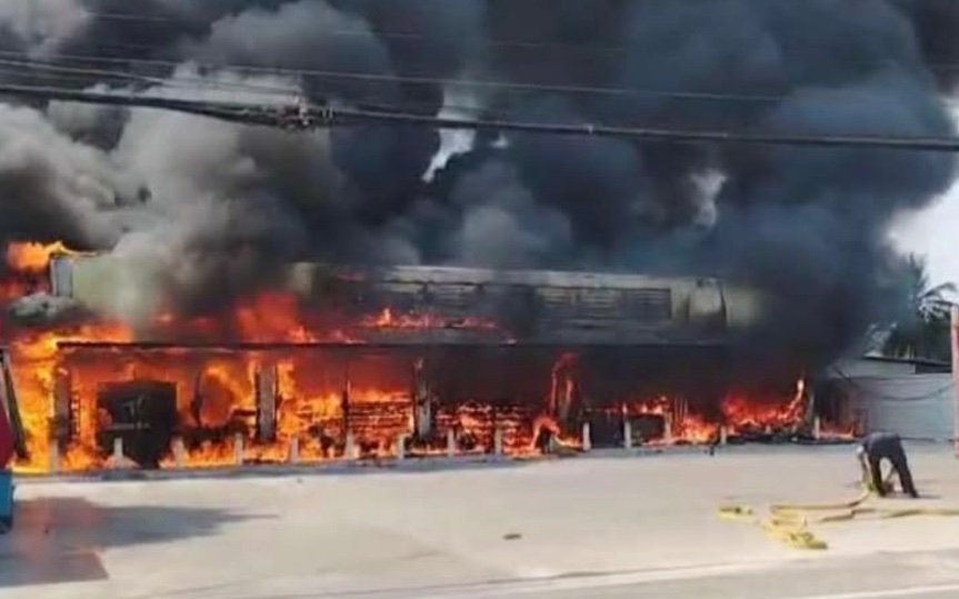 Grossbrand vernichtet 7 eleven in sriracha kunden und mitarbeiter fliehen