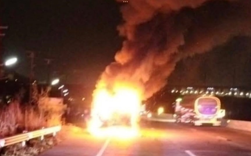 Heftige explosion in chonburi minibus geht in flammen auf fahrer entkommt in letzter minute