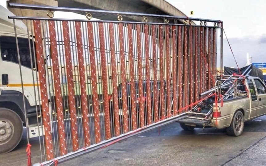 Lebensgefaehrlicher transport auf der autobahn ueberladener pickup