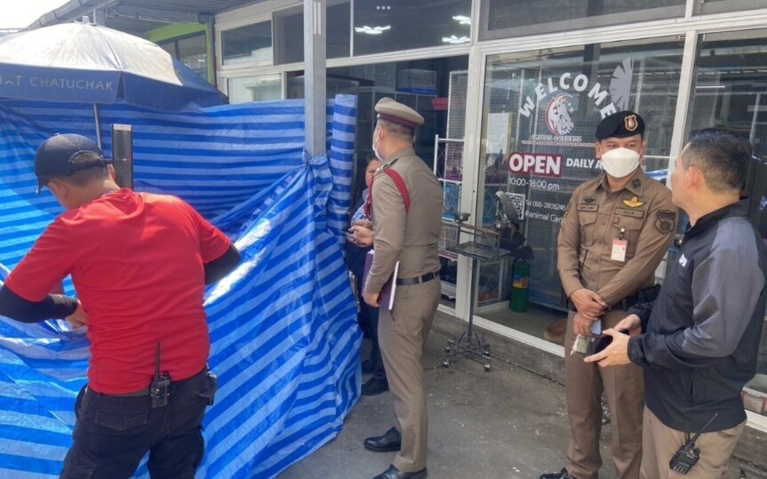 Mann stuerzt vom vierten stock des chatuchak einkaufszentrums in den tod