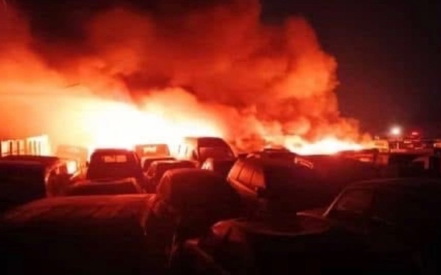 Riesen inferno am grenzuebergang 200 autos in flammen