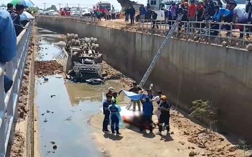 Schwerer lkw stuerzt in kanal in chaiyaphum lastwagenunfall mit schwerverletzten rettungskraefte im