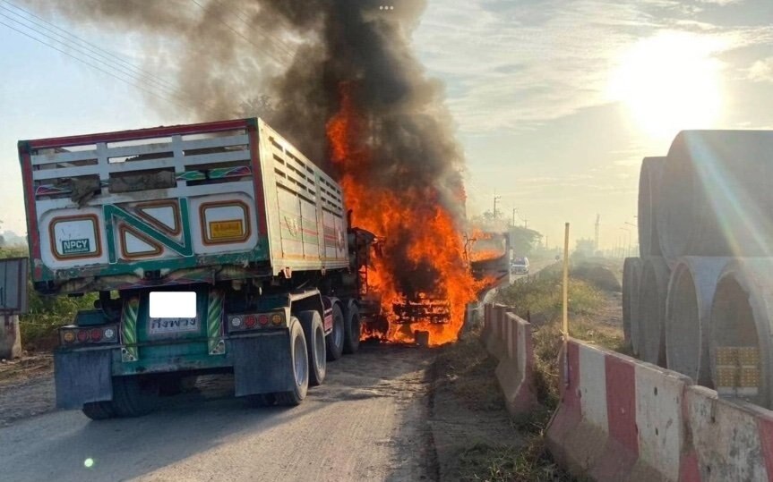 Tödlicher Zusammenstoß zweier Lastwagen in Ayutthaya - Brand verursacht tödlichen Unfall