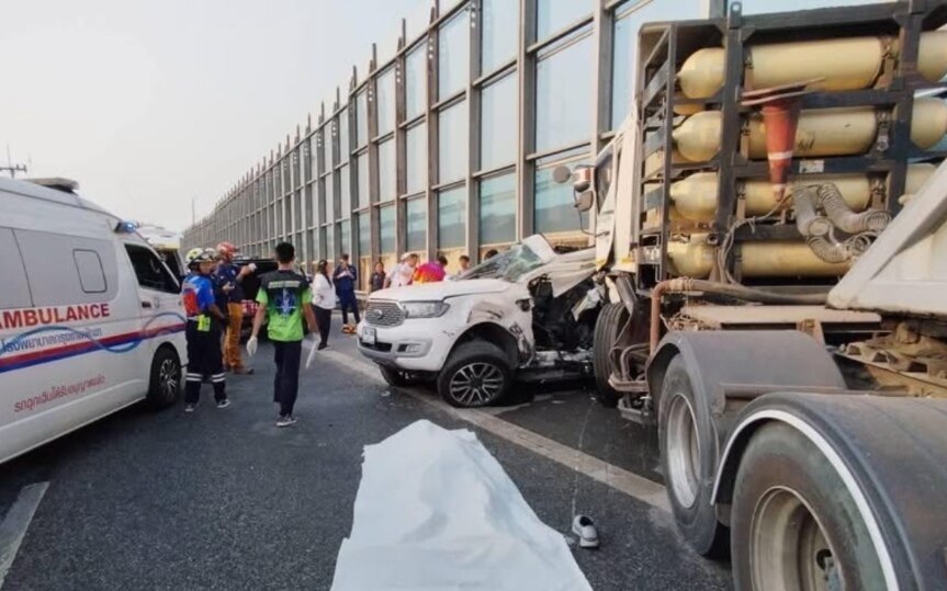 Verkehrsunfall in chonburi zwei auslaender verlieren ihr leben nach kollision mit zementlaster