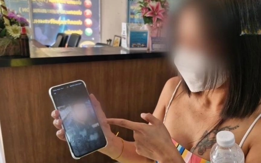 Thailaendische frau entkommt aus den faengen eines auslaendischem angreifers nach einem albtraum