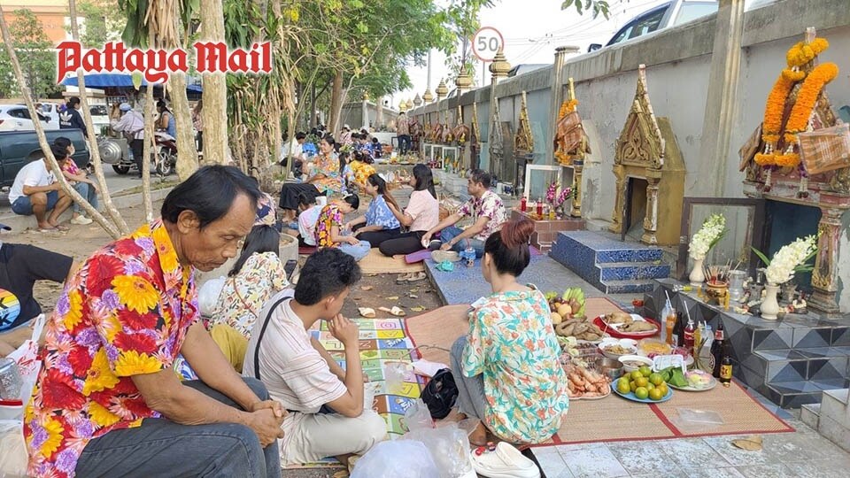 Die Einwohner von Pattaya ehren ihre Ahnen mit traditionellen Songkran-Ritualen