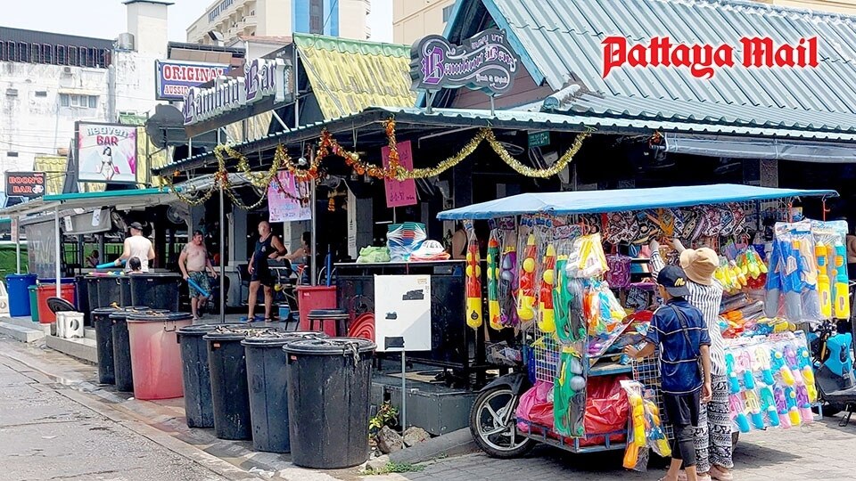 Songkran-Feierlichkeiten beginnen mit Wasserspritzern in Pattaya-Bars