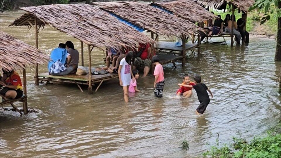 Touristen fliehen, als Sturzfluten drei Wasserfälle in Prachinburi treffen - über 1.000 Touristen fliehen vor den Wassermassen