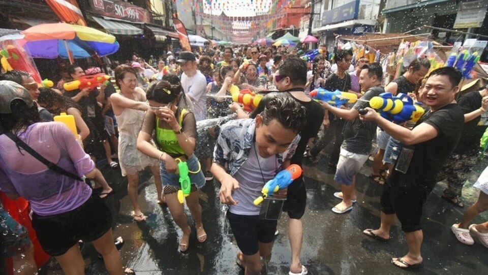 Bereiten Sie Ihre   Sonnenschutzmittel für verrückte Wasserschlachten während der Songkran-Feierlichkeiten vor