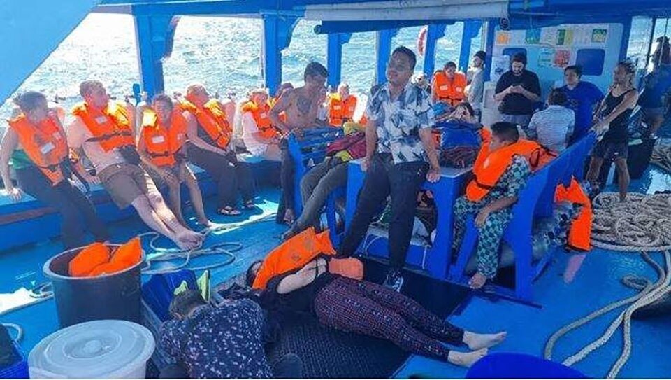 Fähre mit 70 Passagieren und Besatzungsmitgliedern an Bord sinkt vor Koh Tao