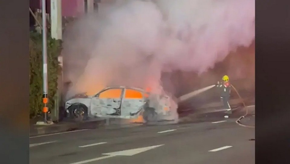 Unfall in Bangkok: Fahrer und Beifahrer entkommen Flammeninferno nach Crash mit Strommast