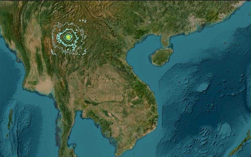 Beamte begutachten die Schäden nach dem Beben in Myanmar