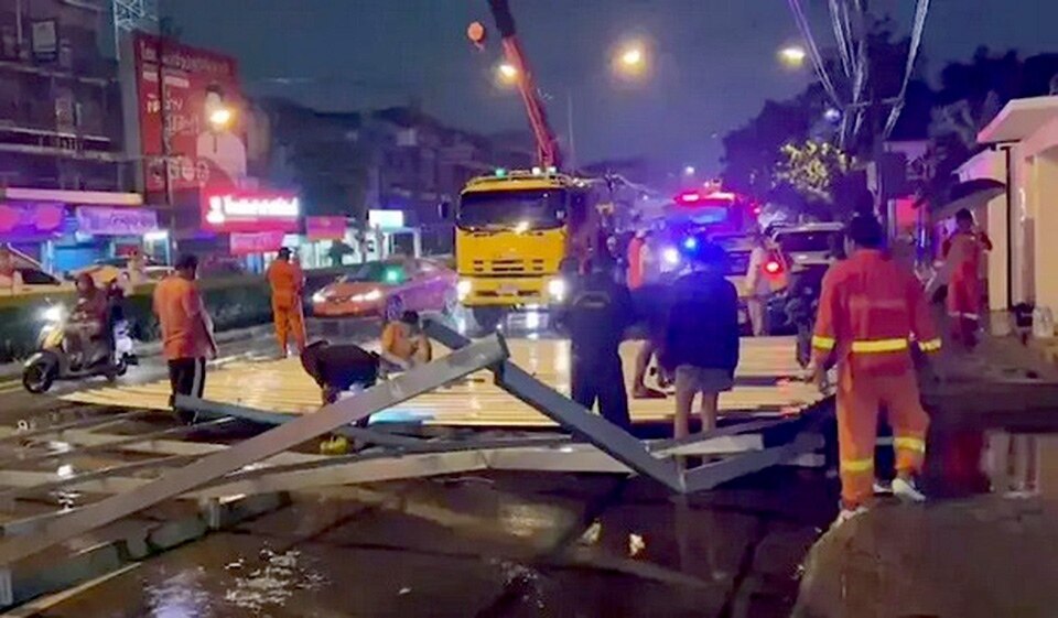 Dach stürzt bei starkem Wind ein und beschädigt Fahrzeuge in Nonthaburi