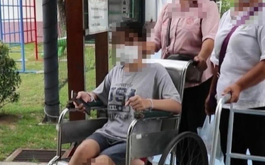 Behinderter teenager fordert von seiner mutter die rueckgabe von 400 000 baht entschaedigung