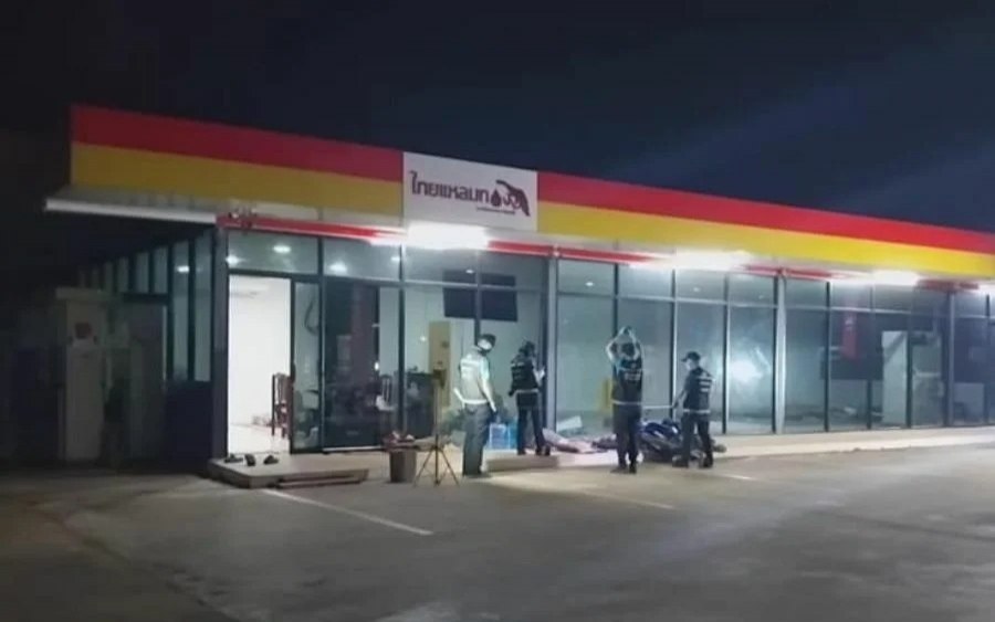 Thailaendische frau und laotischer mann an einer isaan tankstelle erschossen