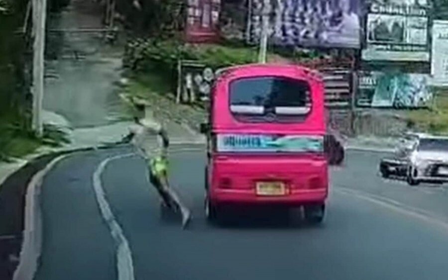 Tourist auf phuket ueberrascht mit ungewoehnlichem tuk tuk ausflug wagemutiger sprung aus fahrzeug