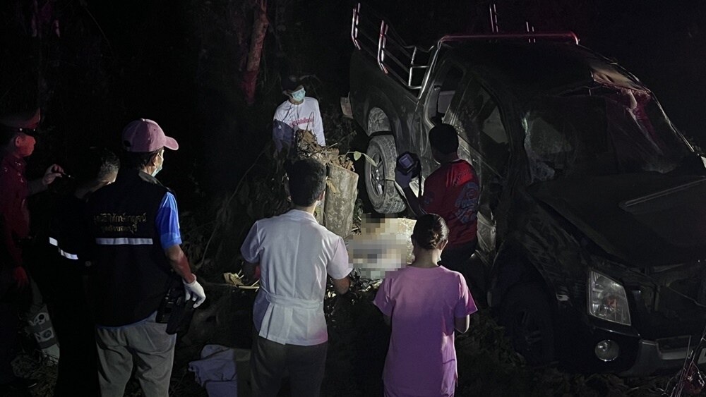 Tödlicher Verkehrsunfall in Kanchanaburi: Flüchtige Fahrer schmuggeln 30 Migranten