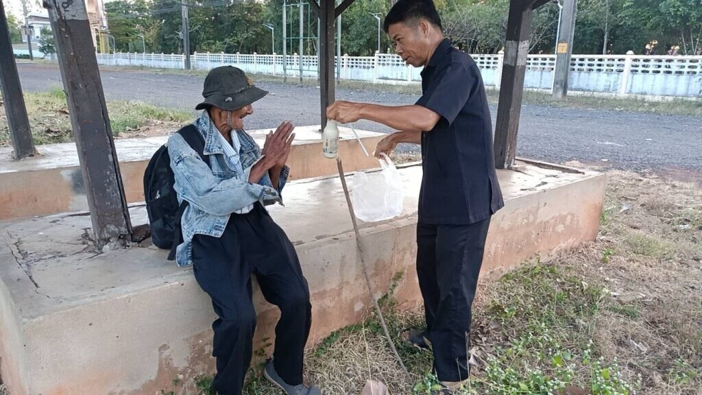 Beeindruckender 14-tägiger Fußmarsch eines 85-Jährigen von Nakhon Ratchasima nach Chonburi, nachdem er Sohn nicht finden konnte