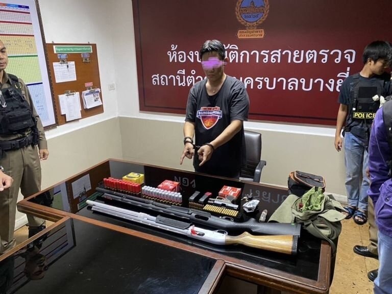 Betrunkener Van-Fahrer in Bangkok mit Waffenarsenal-Ladung verhaftet