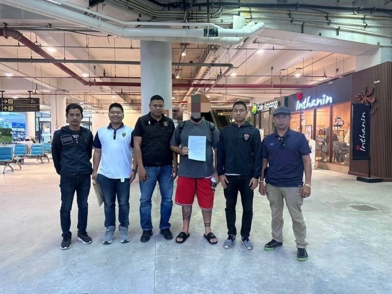 Flüchtiger US-Amerikaner von der Einwanderungspolizei in Bangkok bei seiner Visumsverlängerung verhaftet (Fotos)