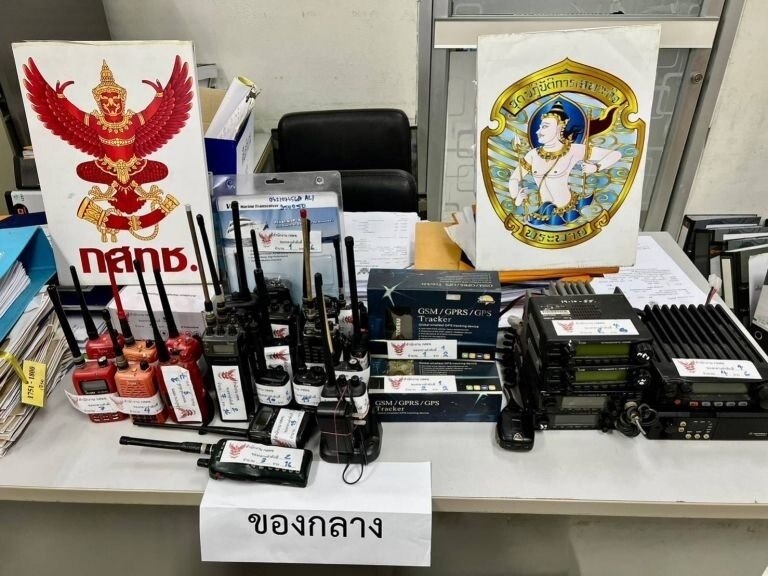 Händler von illegalen Funkkommunikationsgeräten und GPS-Trackern in Pattaya verhaftet (Fotos)