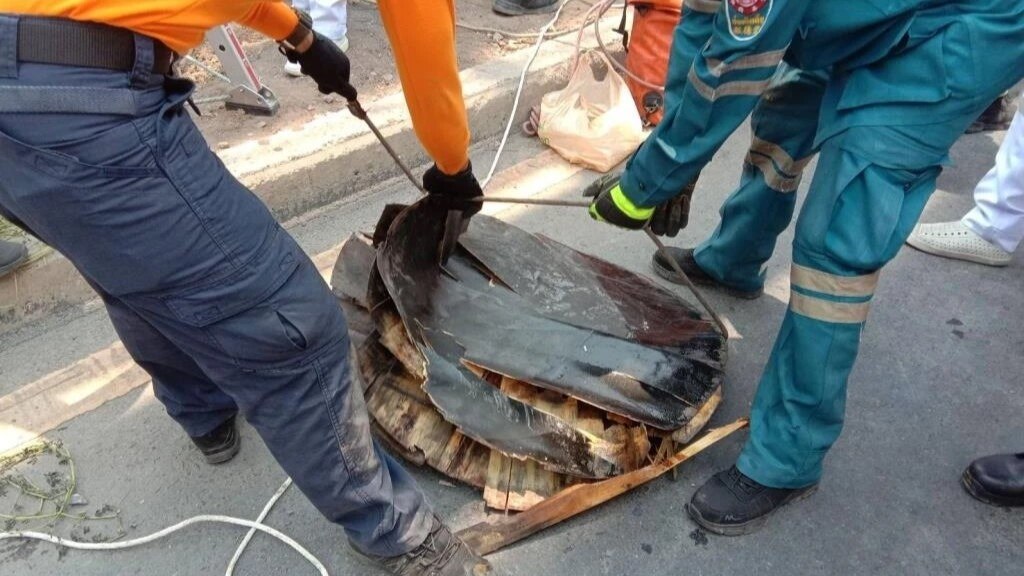 Verrotteter Holz-Schachtdeckel: Fußgänger stürzt in 10 Meter tiefes Loch in Bangkok - tot (Fotos)